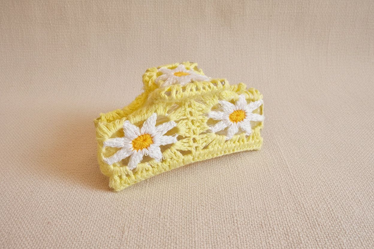 "Camilla" 🌼 macramé hair clip