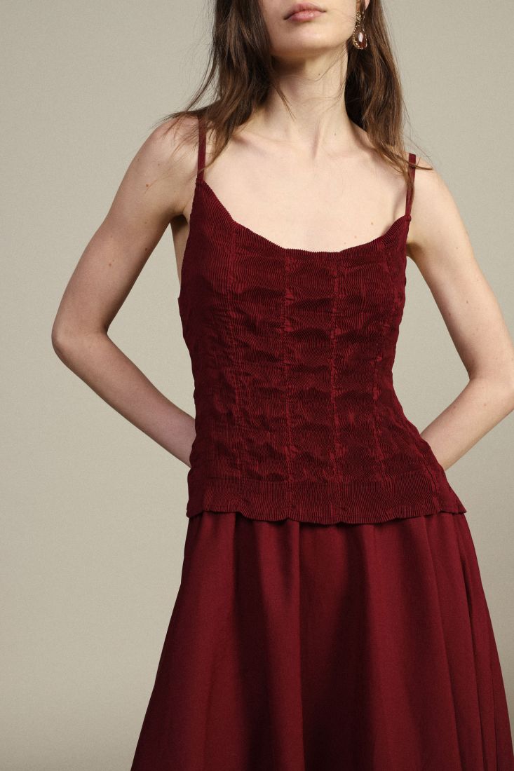 Vestito lungo con corpetto arricciato e spalline sottili