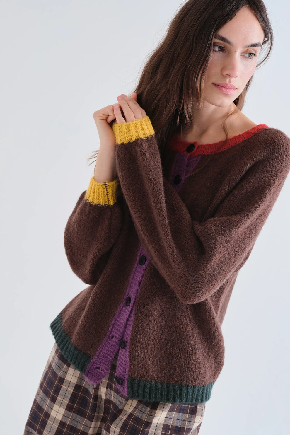 Cardigan in maglia marrone con dettagli multicolore .