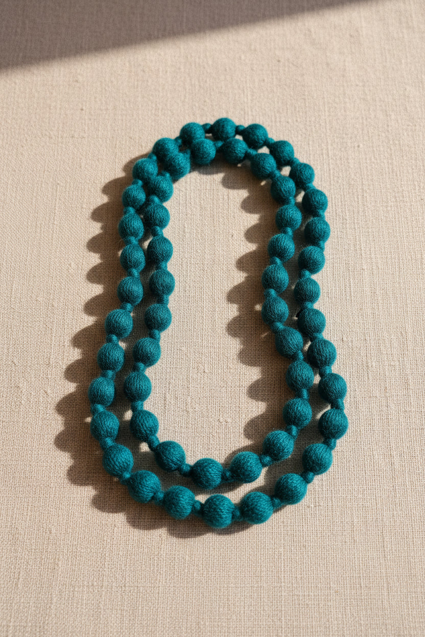 Collana con palle in lana ottanio