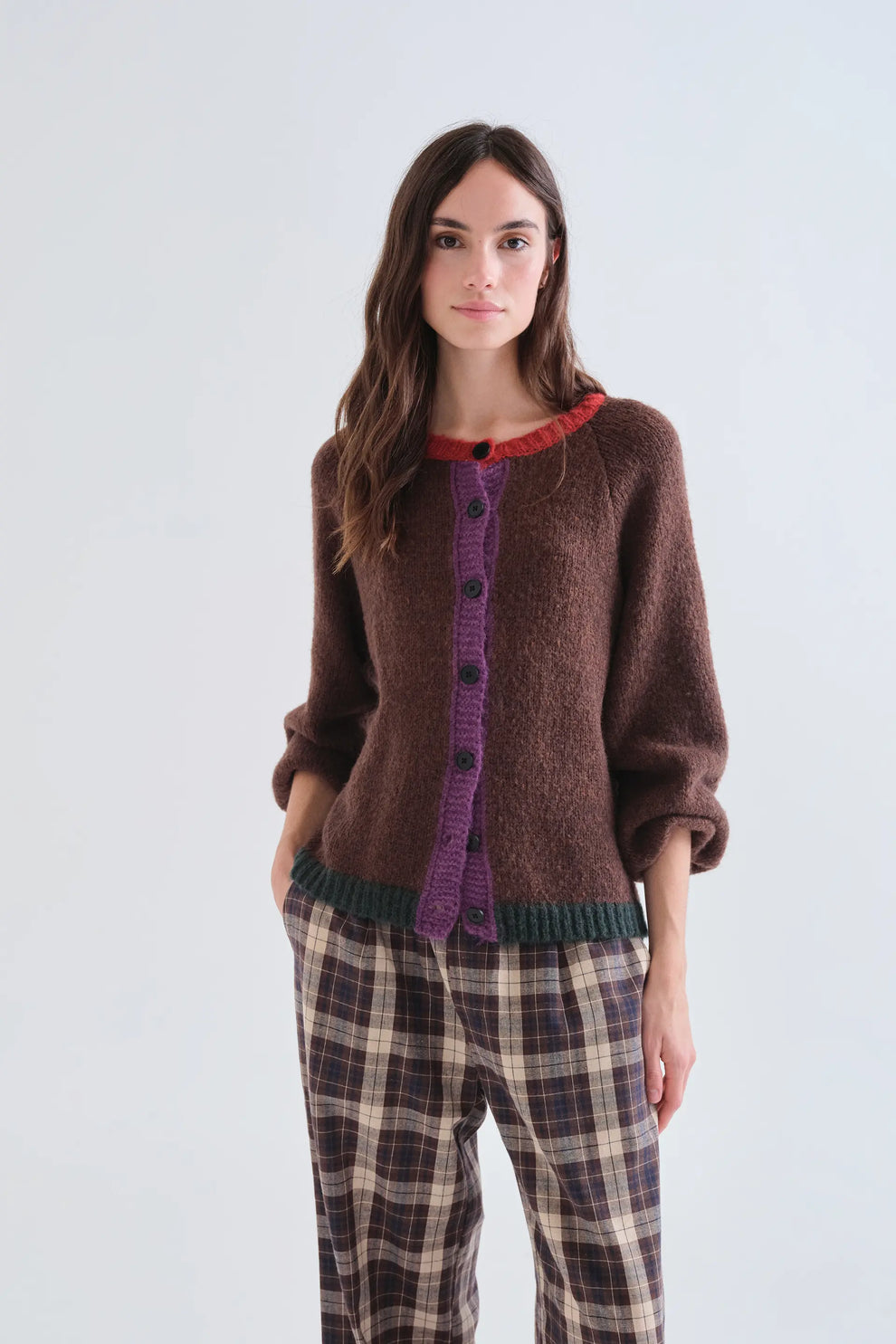 Cardigan in maglia marrone con dettagli multicolore .