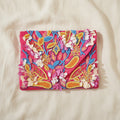 Pochette maxi con perline e petali fucsia