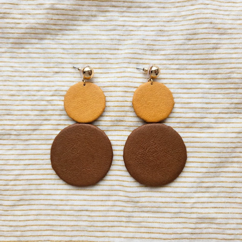 AUTUNNO  – Orecchini pendenti lunghi 9 cm in eco pelle e ottone dorato –