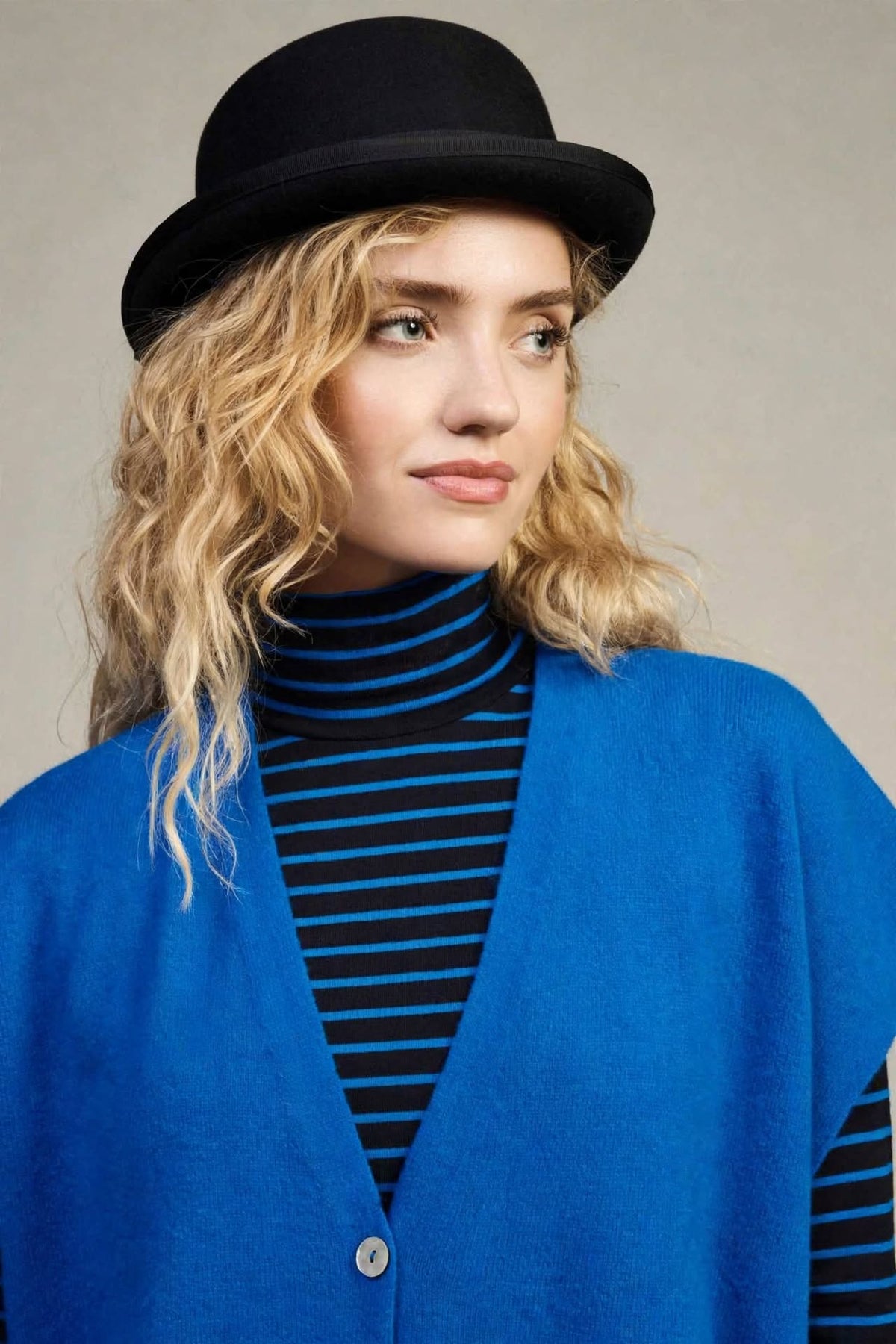 Maglione smanicato con bottoni e scollo a v blu elettrico