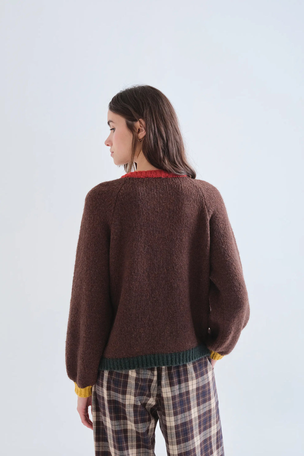 Cardigan in maglia marrone con dettagli multicolore .