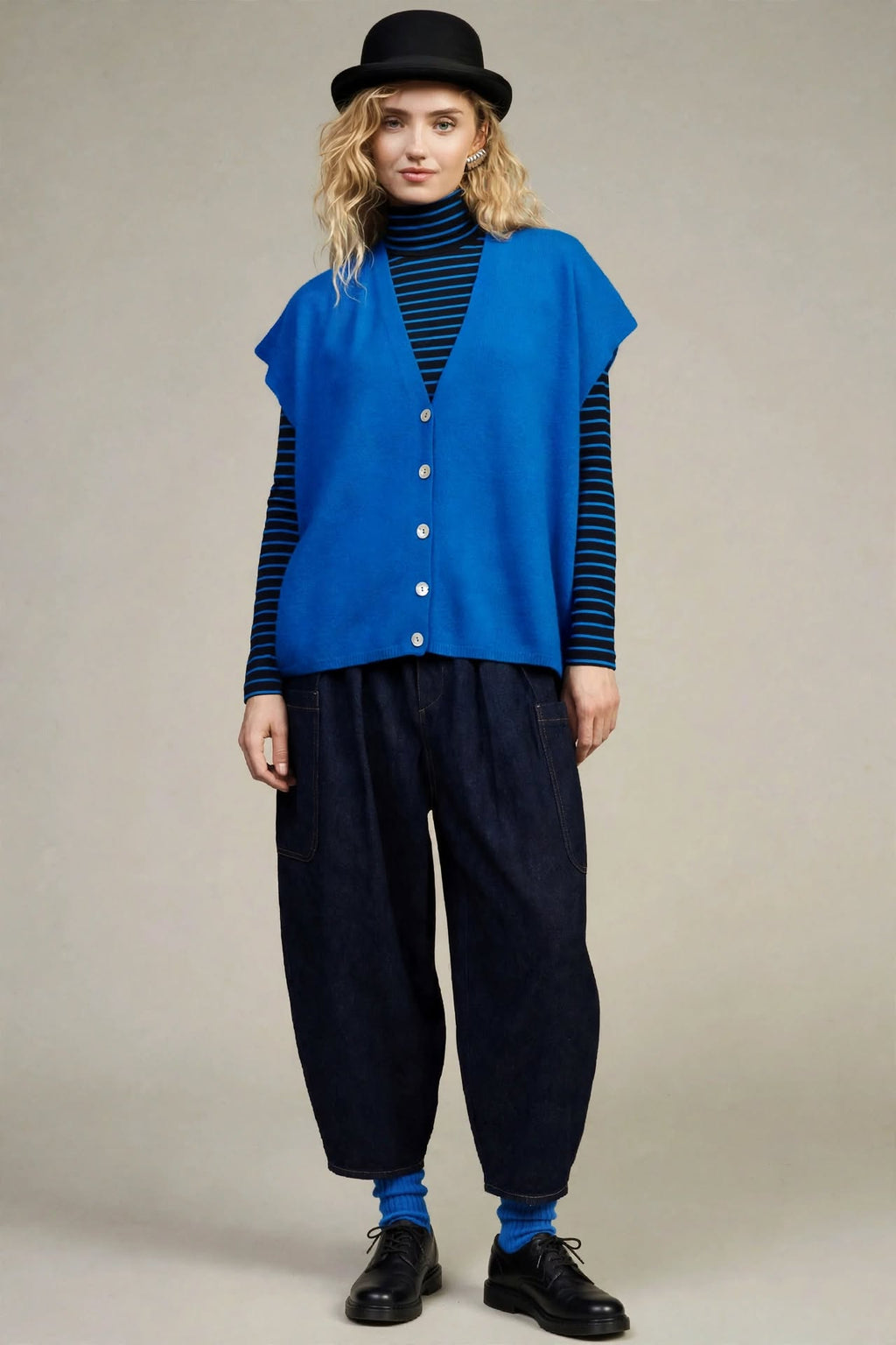 Maglione smanicato con bottoni e scollo a v blu elettrico