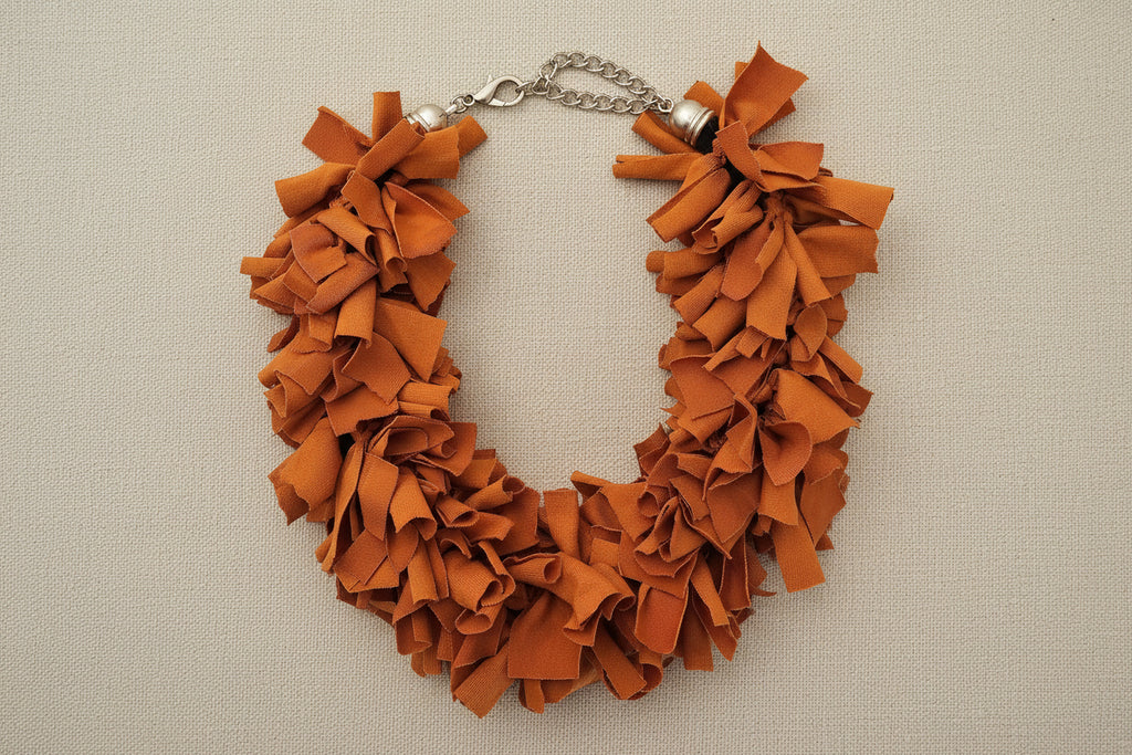 Collana con Frange in Tessuto: Piastrella