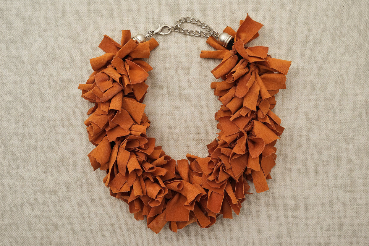 Collana con Frange in Tessuto: Piastrella