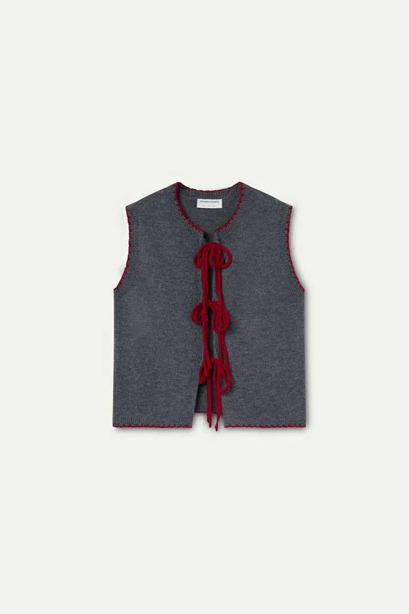 Gilet in maglia grigio con laccetti rossi e bordo a contrasto -