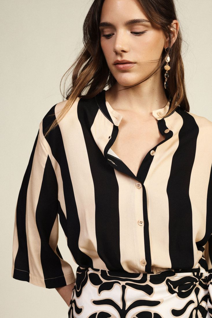 Camicia a righe con nodo frontale