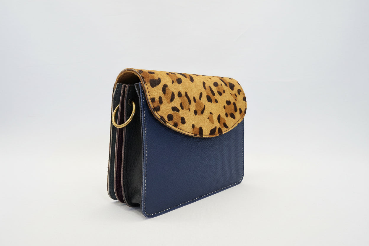 Borsa monocolore blu con patta animalier