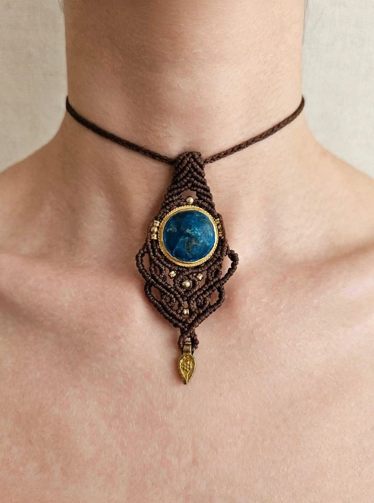 NEELA – Collana Choker Macramè con Apatite Blu