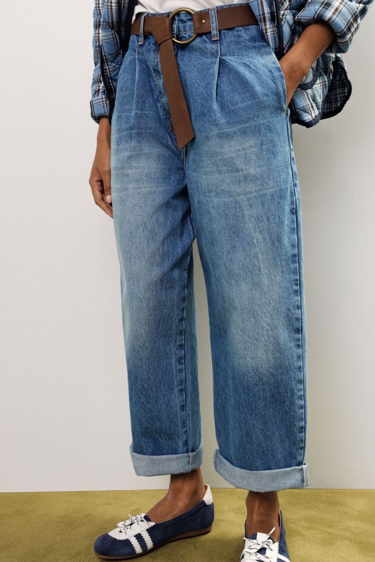 Jeans ampi vita alta con cintura e risvolto