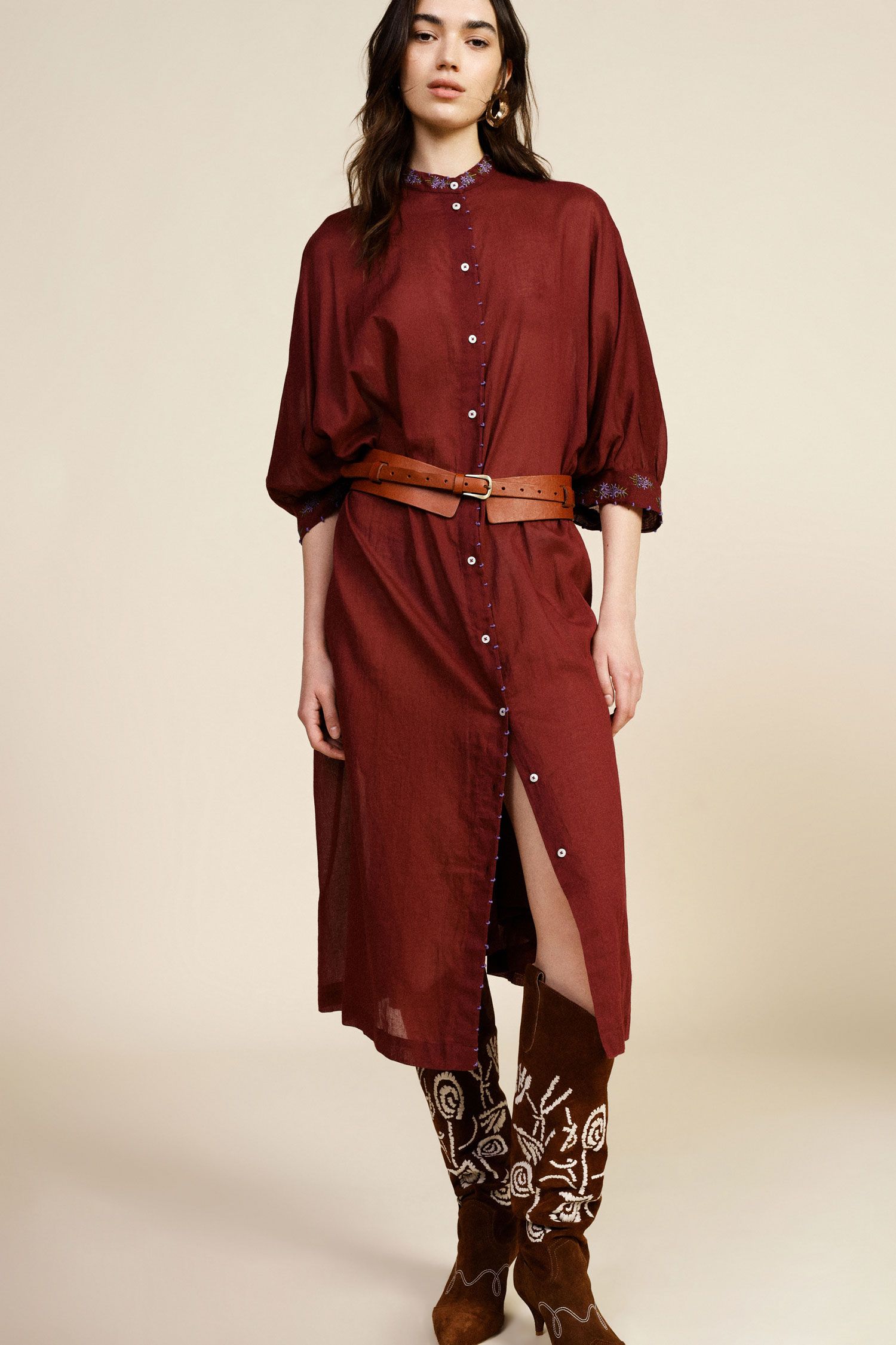 Abito midi con bottoni e maniche 3/4 ricamate