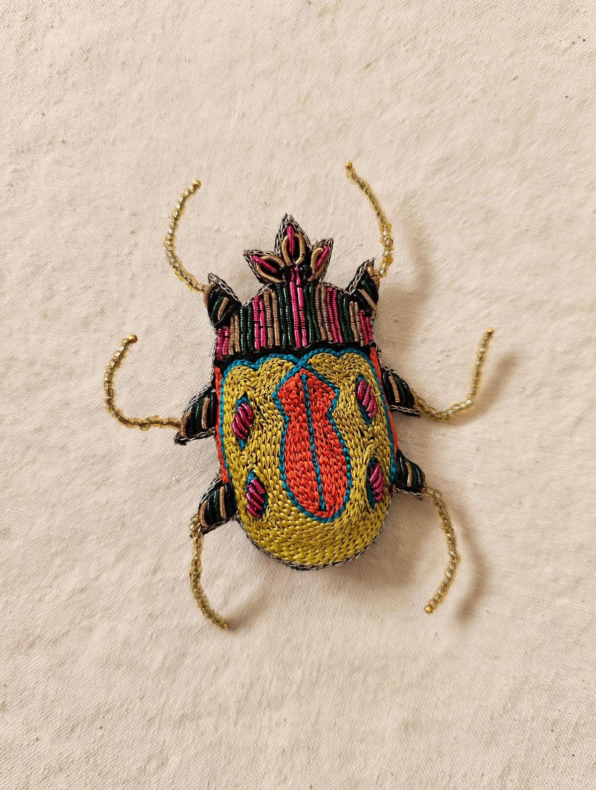 Scarabeo Beetle - Spilla ricamata a mano in India / il guardiano.
