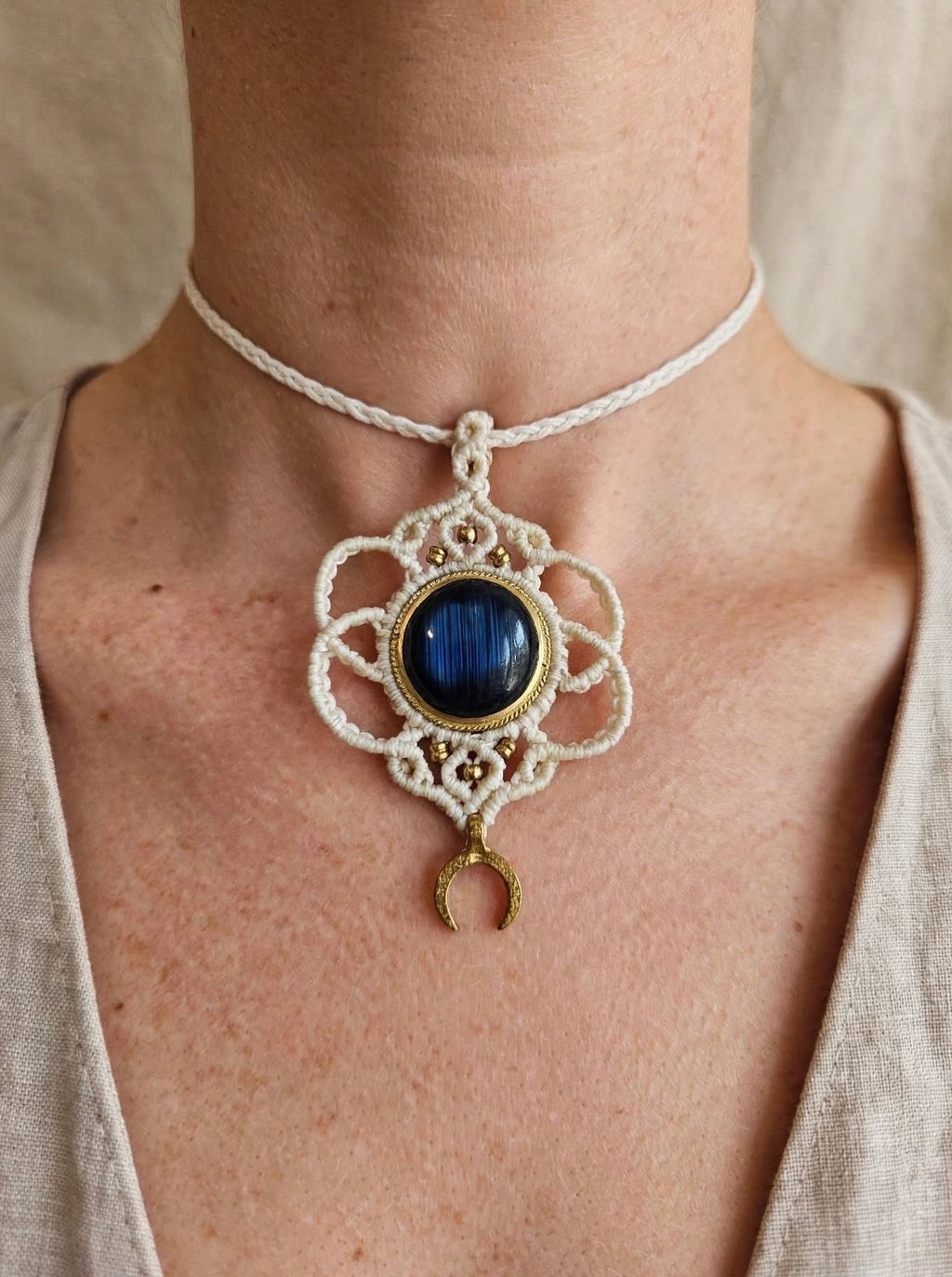 Collana choker in micromacramè - Occhio Blu e Luna