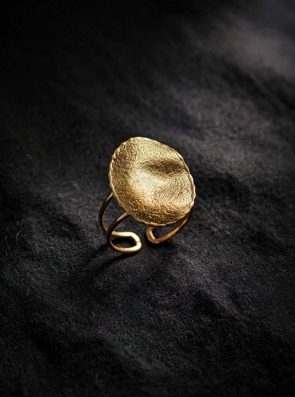 ANELLO FOGLIA - Anello Regolabile Disco Oro Martellato