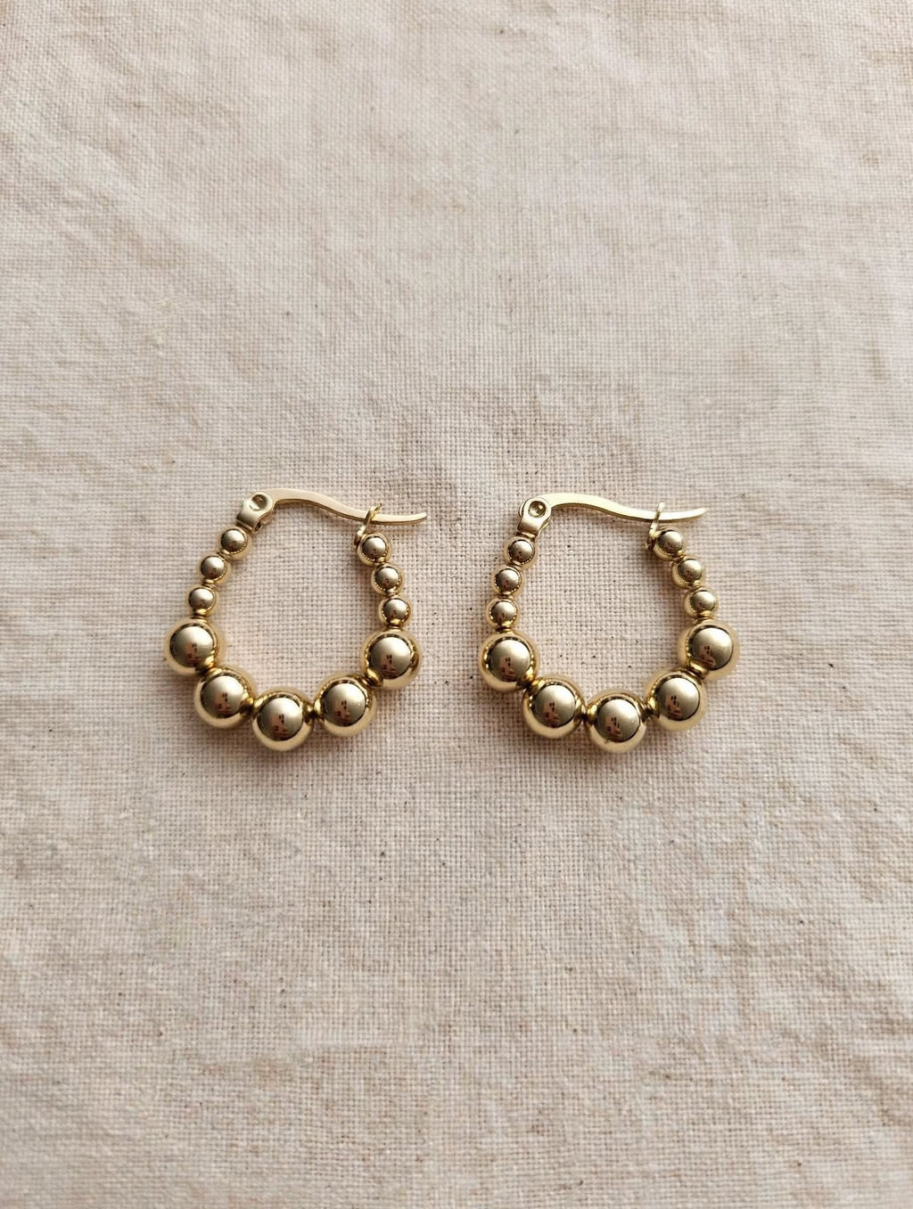 BUBBLE HOOP  – Orecchini a cerchio con sfere.