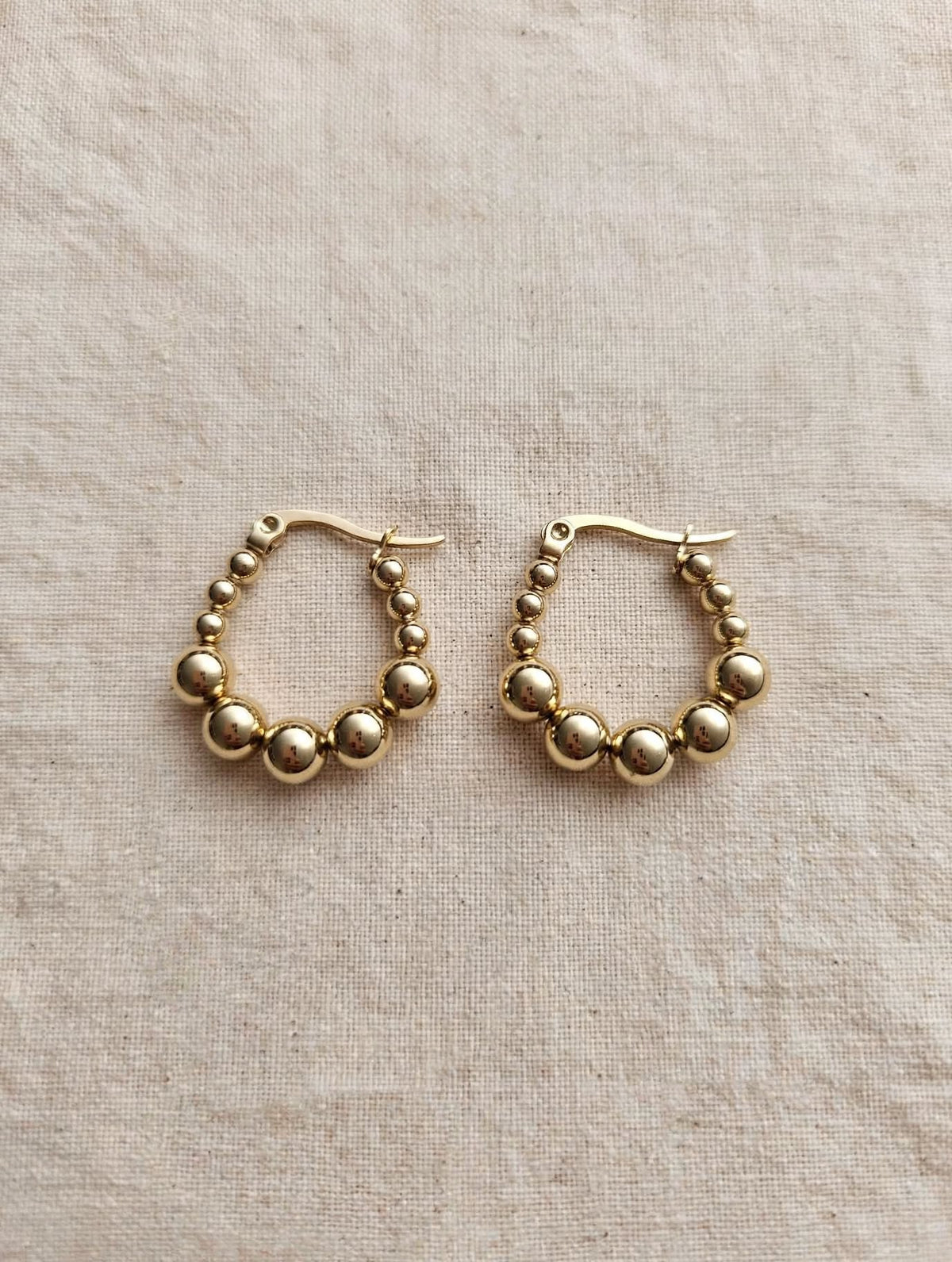 BUBBLE HOOP  – Orecchini a cerchio con sfere.