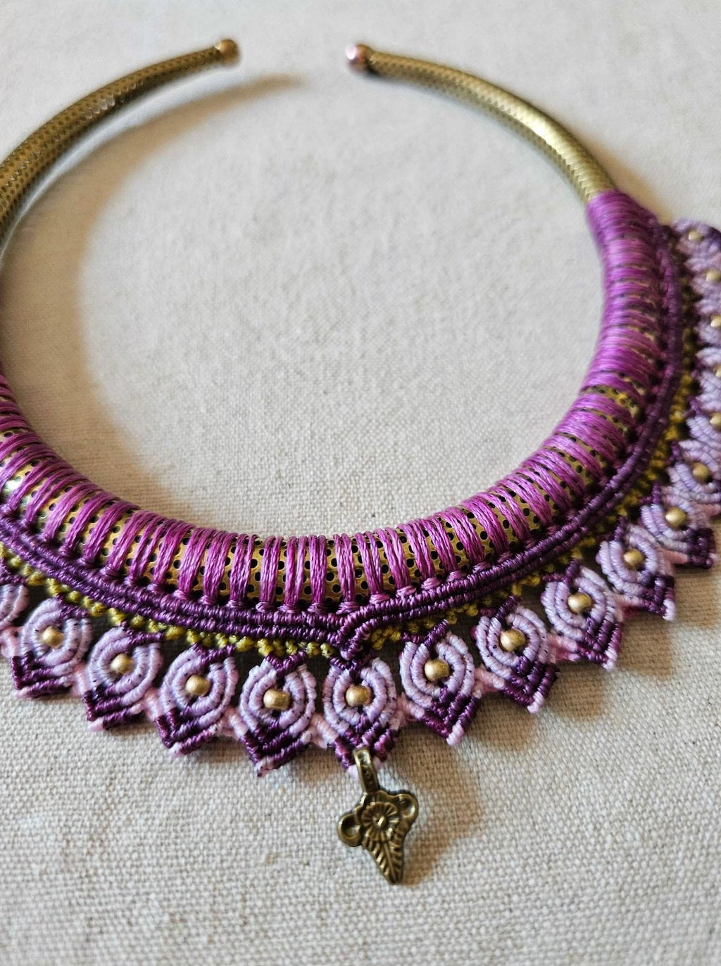 LILLA - Collana Torque in Ottone e Macramè Viola e Lilla - Collana Etnica Fatta a Mano con Charm Fiore - Gioiello Boho -
