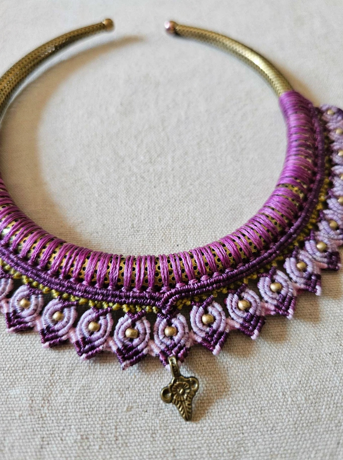 LILLA - Collana Torque in Ottone e Macramè Viola e Lilla - Collana Etnica Fatta a Mano con Charm Fiore - Gioiello Boho -