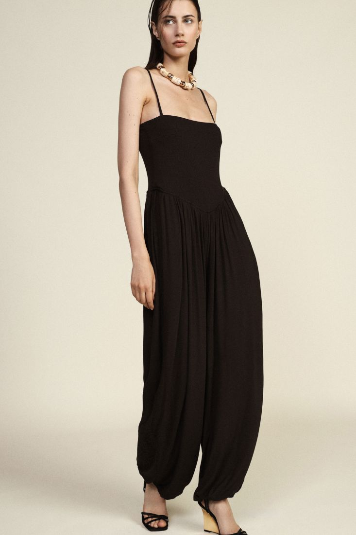 Jumpsuit ampia con spalline fondo elastico .
