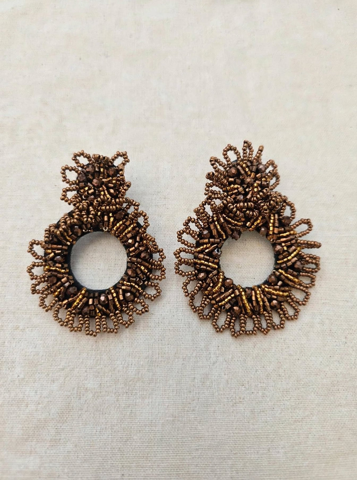 BRONZO - Orecchini Statement Cerchio Ricamato Bronzo Marrone