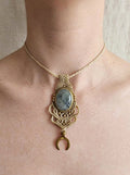 LUNA CALIGO - Collana Amuleto in Macramè con Prehnite Grigio-Azzurra e Luna in Ottone