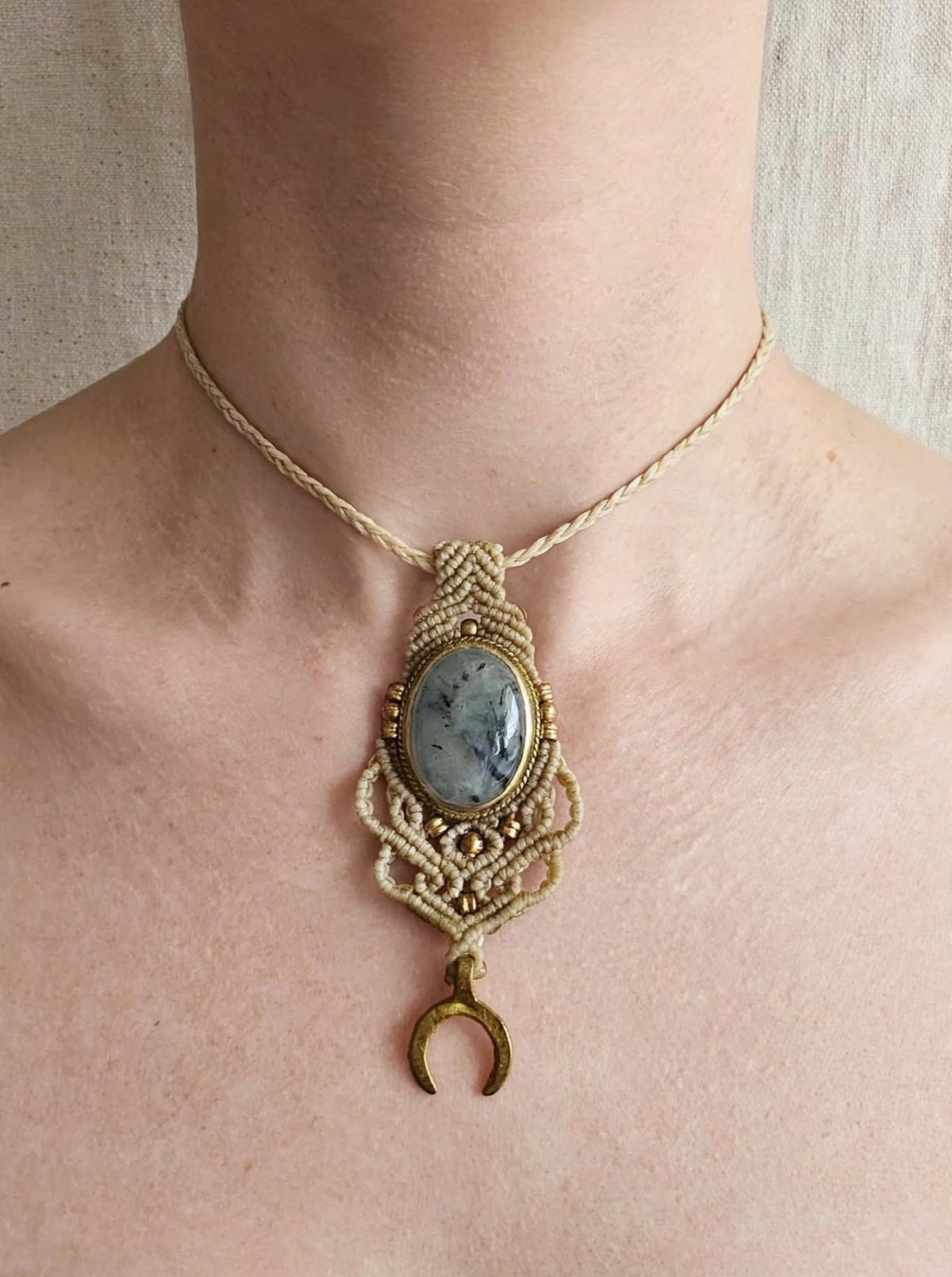 LUNA CALIGO - Collana Amuleto in Macramè con Prehnite Grigio-Azzurra e Luna in Ottone