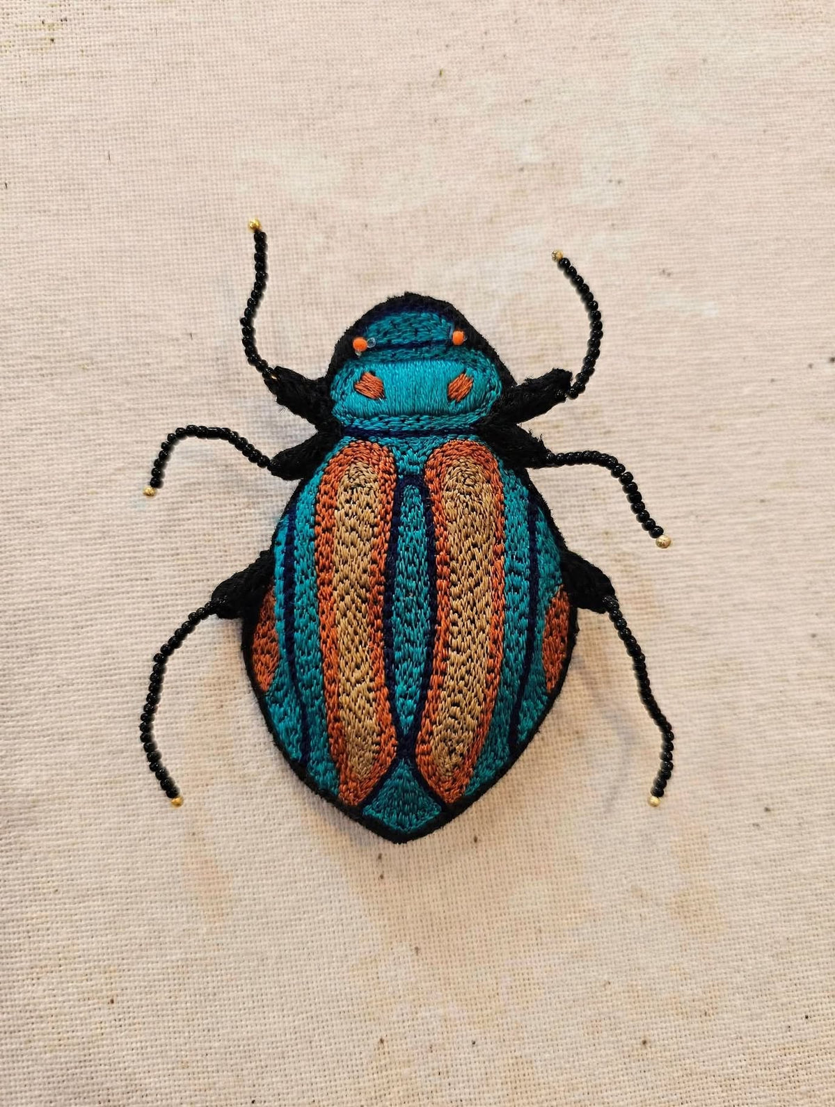 SCARABEO TURCHESE - Spilla ricamata a mano in India