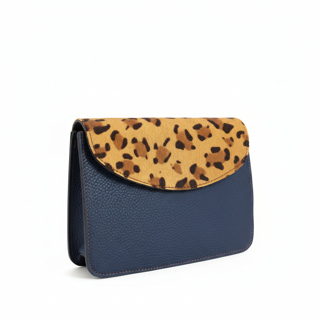 Borsa monocolore blu con patta animalier