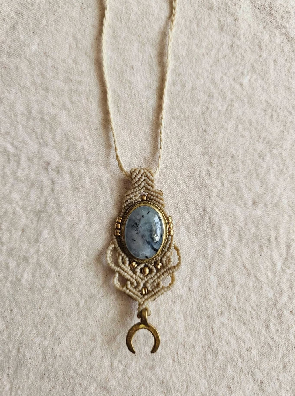 LUNA CALIGO - Collana Amuleto in Macramè con Prehnite Grigio-Azzurra e Luna in Ottone