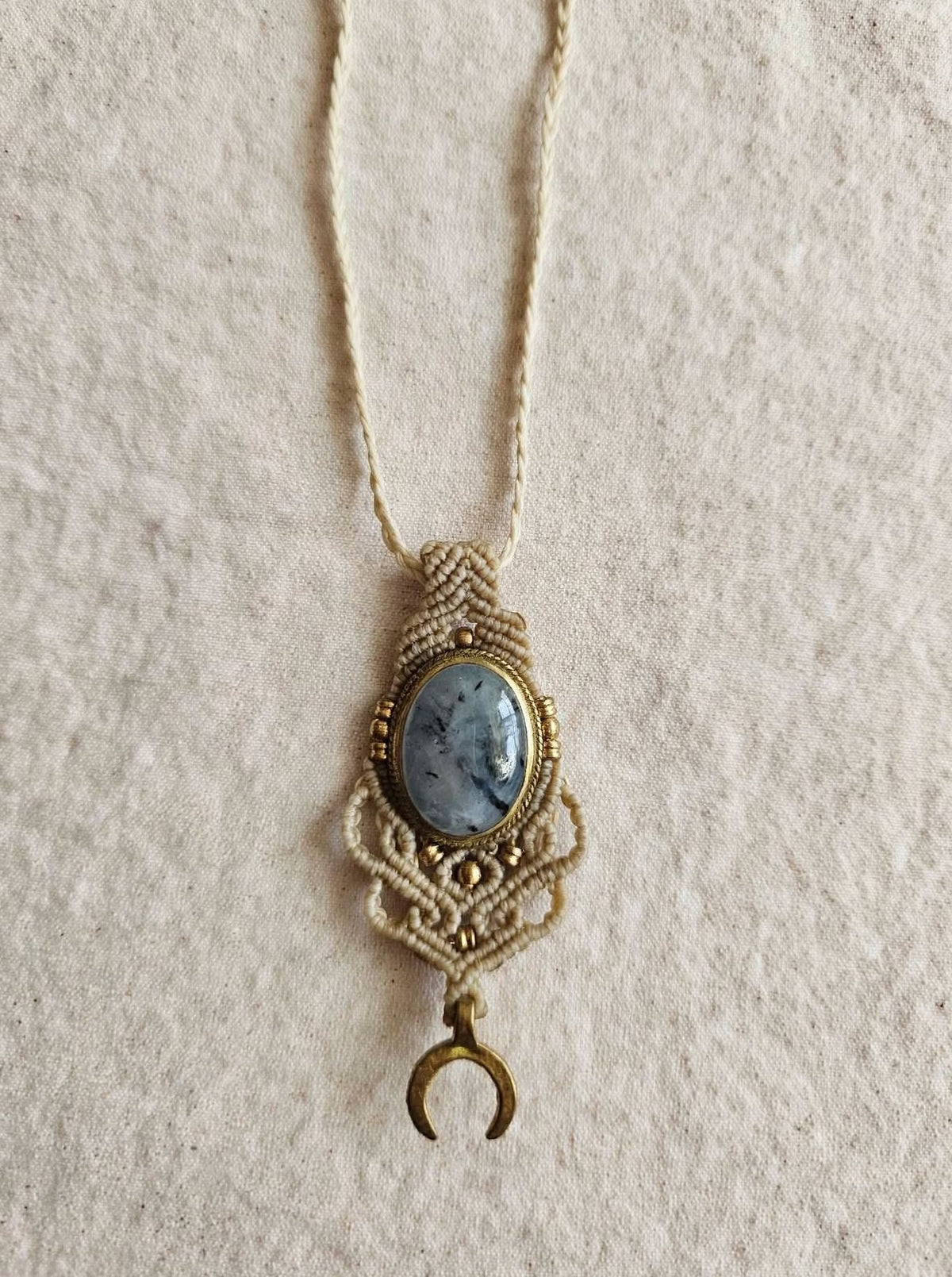 LUNA CALIGO - Collana Amuleto in Macramè con Prehnite Grigio-Azzurra e Luna in Ottone
