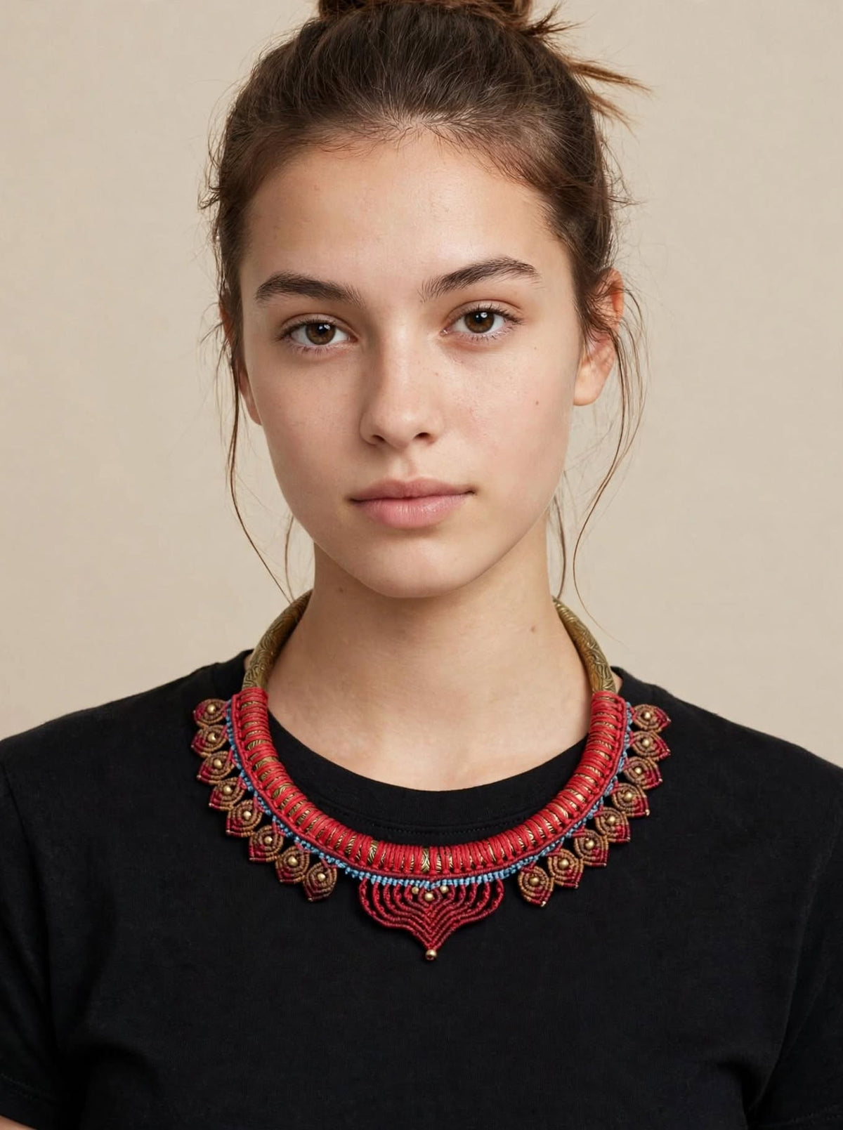 AMARA - Collana Torque in Ottone e Macramè Rossa con Turchese - Collana Etnica Fatta a Mano - Gioiello Boho Tribale - C