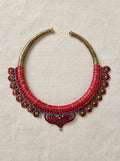 AMARA - Collana Torque in Ottone e Macramè Rossa con Turchese - Collana Etnica Fatta a Mano - Gioiello Boho Tribale - C