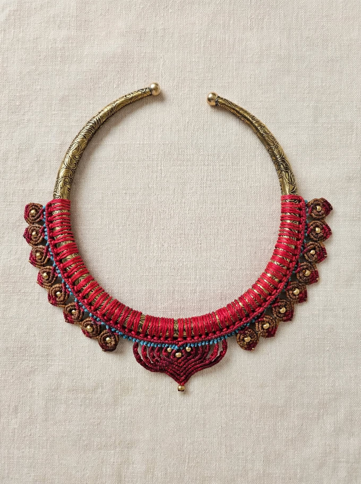 AMARA - Collana Torque in Ottone e Macramè Rossa con Turchese - Collana Etnica Fatta a Mano - Gioiello Boho Tribale - C