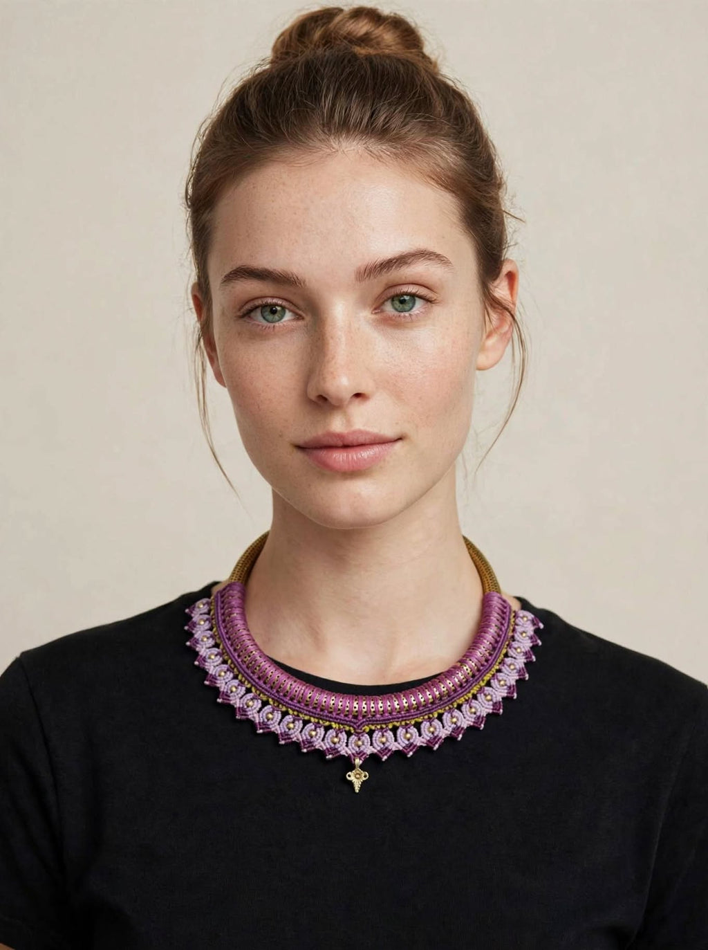 LILLA - Collana Torque in Ottone e Macramè Viola e Lilla - Collana Etnica Fatta a Mano con Charm Fiore - Gioiello Boho -