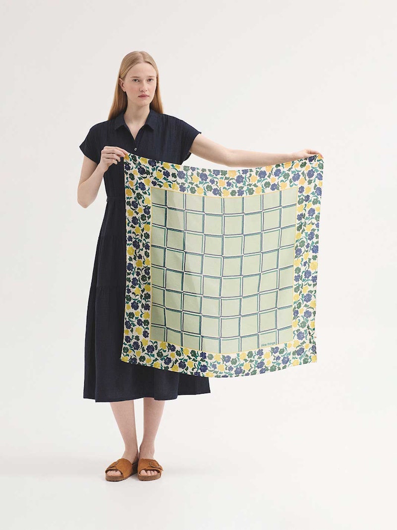 Foulard in seta Checks & Flowers rifinito a mano