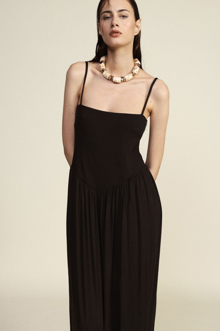 Jumpsuit ampia con spalline fondo elastico .