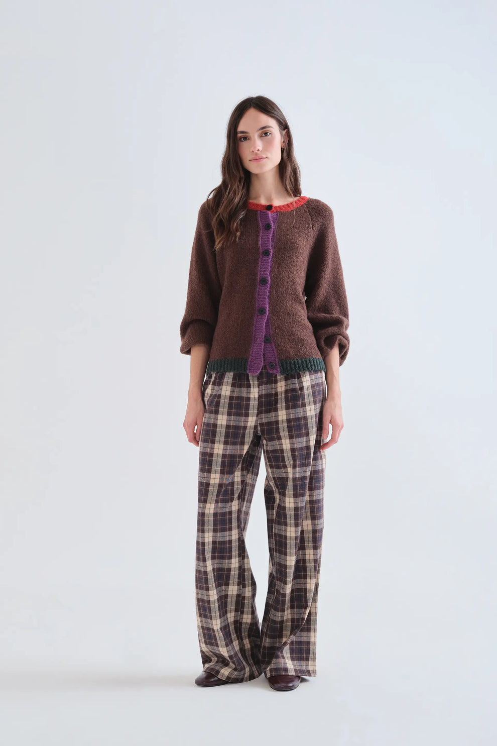 Cardigan in maglia marrone con dettagli multicolore .