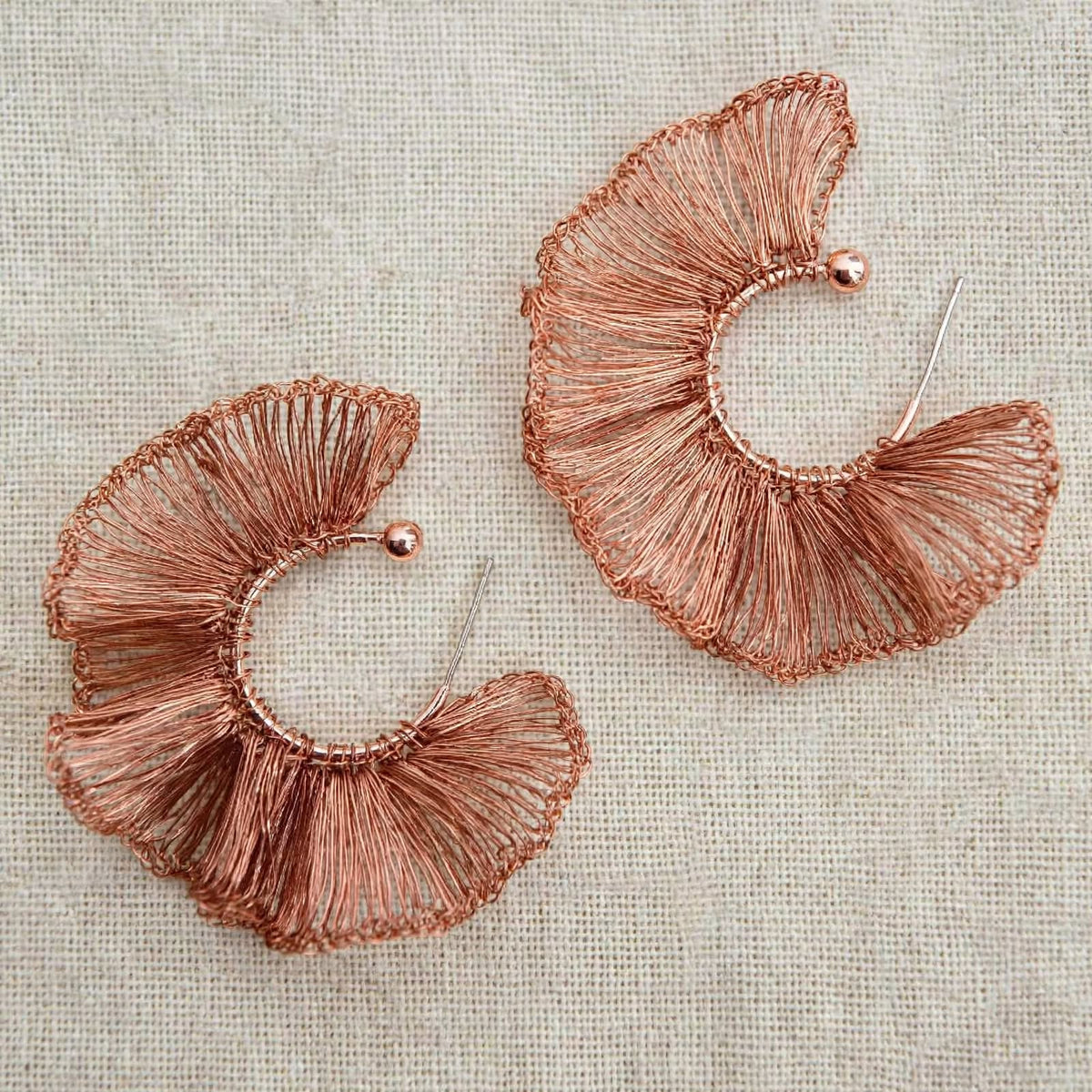 ORECCHINI AURORA - Hoops scultura a ventaglio in filo intrecciato a mano - H 6x5 cm
