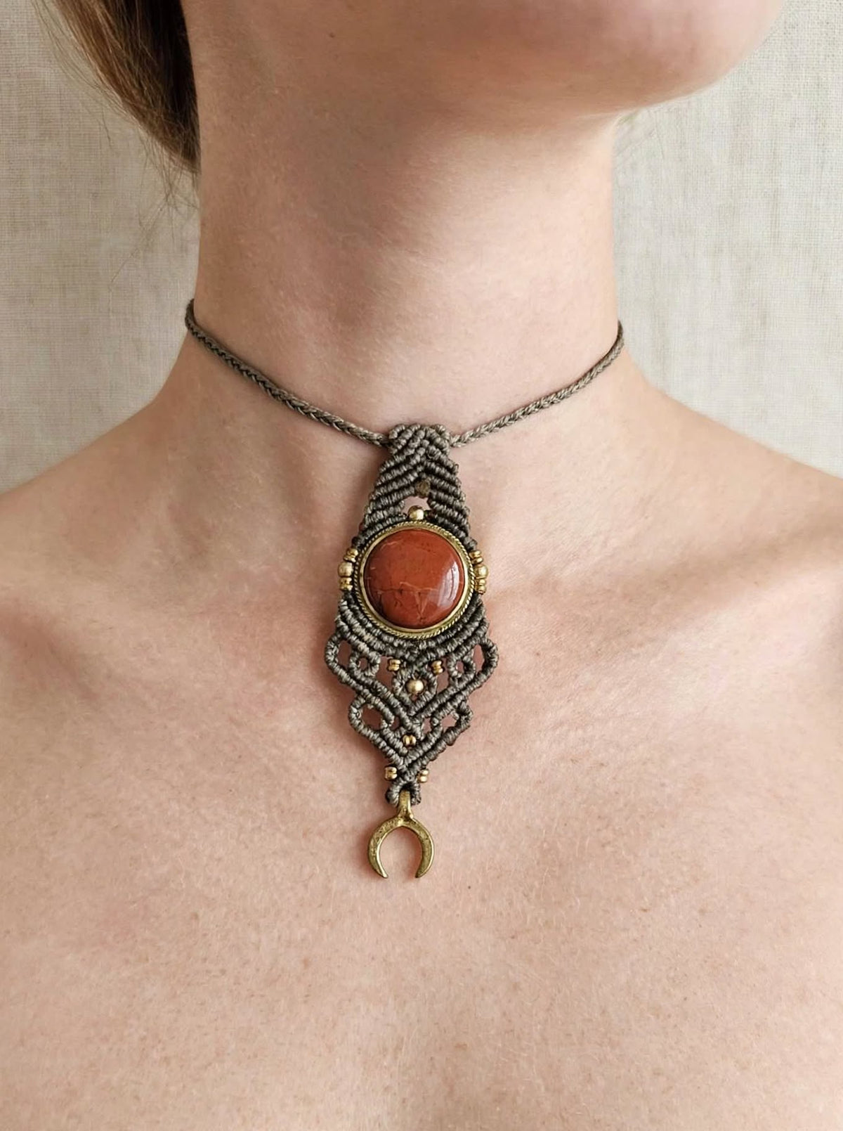 BHOOMI – Choker Macramè Diaspro Rosso e Luna
