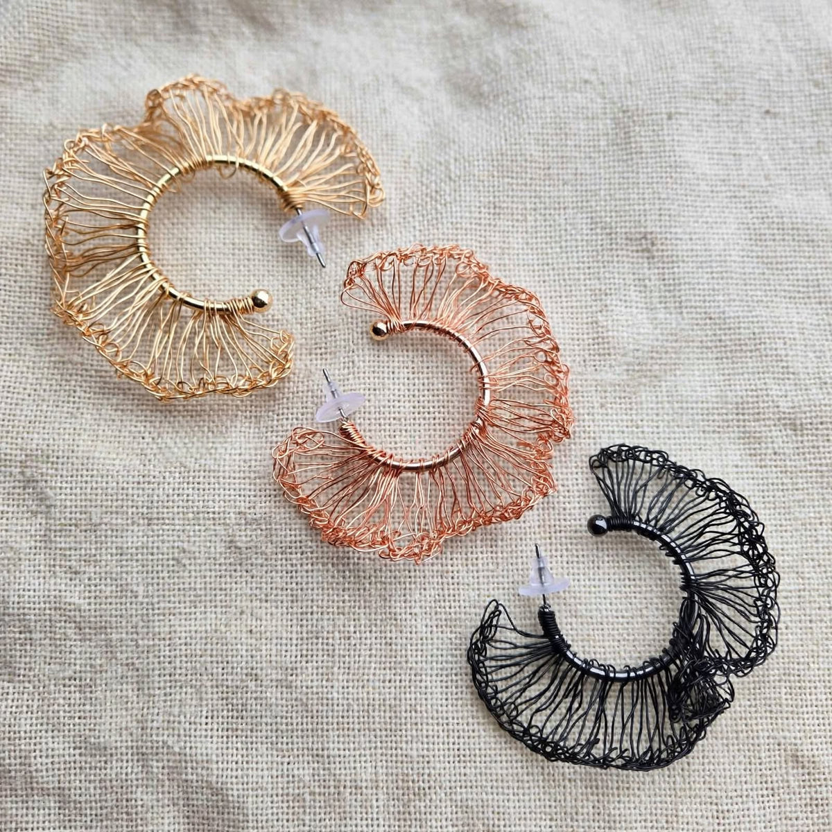 ORECCHINI AURORA - Hoops scultura a ventaglio in filo intrecciato a mano - H 6x5 cm