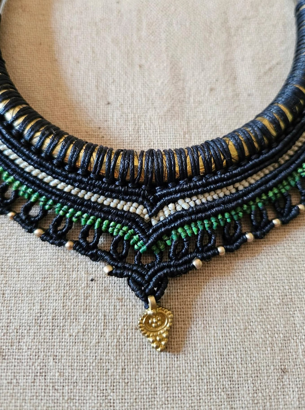 KALI - Collana Torque in Ottone e Macramè blu con Verde Smeraldo - Collana Etnica Fatta a Mano -