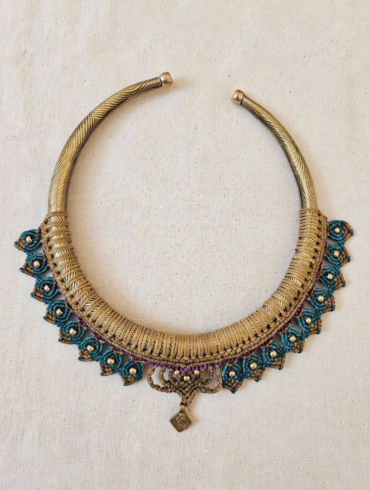 THALASSA
Torc choker in macramè turchese