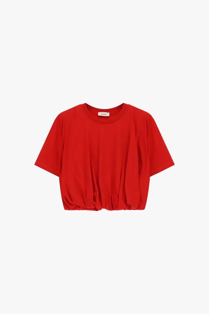 T-shirt cropped con arricciatura sul fondo rosso