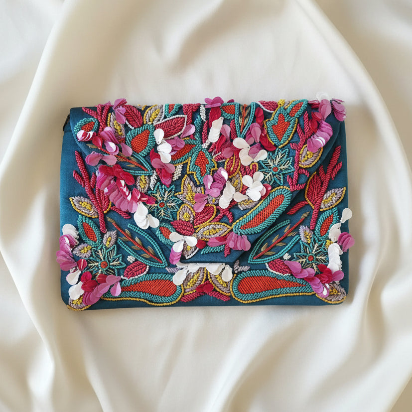 Maxi pochette  teal con perline  petali e ricami