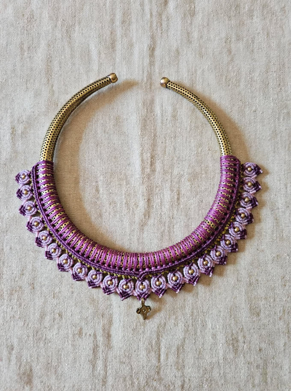 LILLA - Collana Torque in Ottone e Macramè Viola e Lilla - Collana Etnica Fatta a Mano con Charm Fiore - Gioiello Boho -