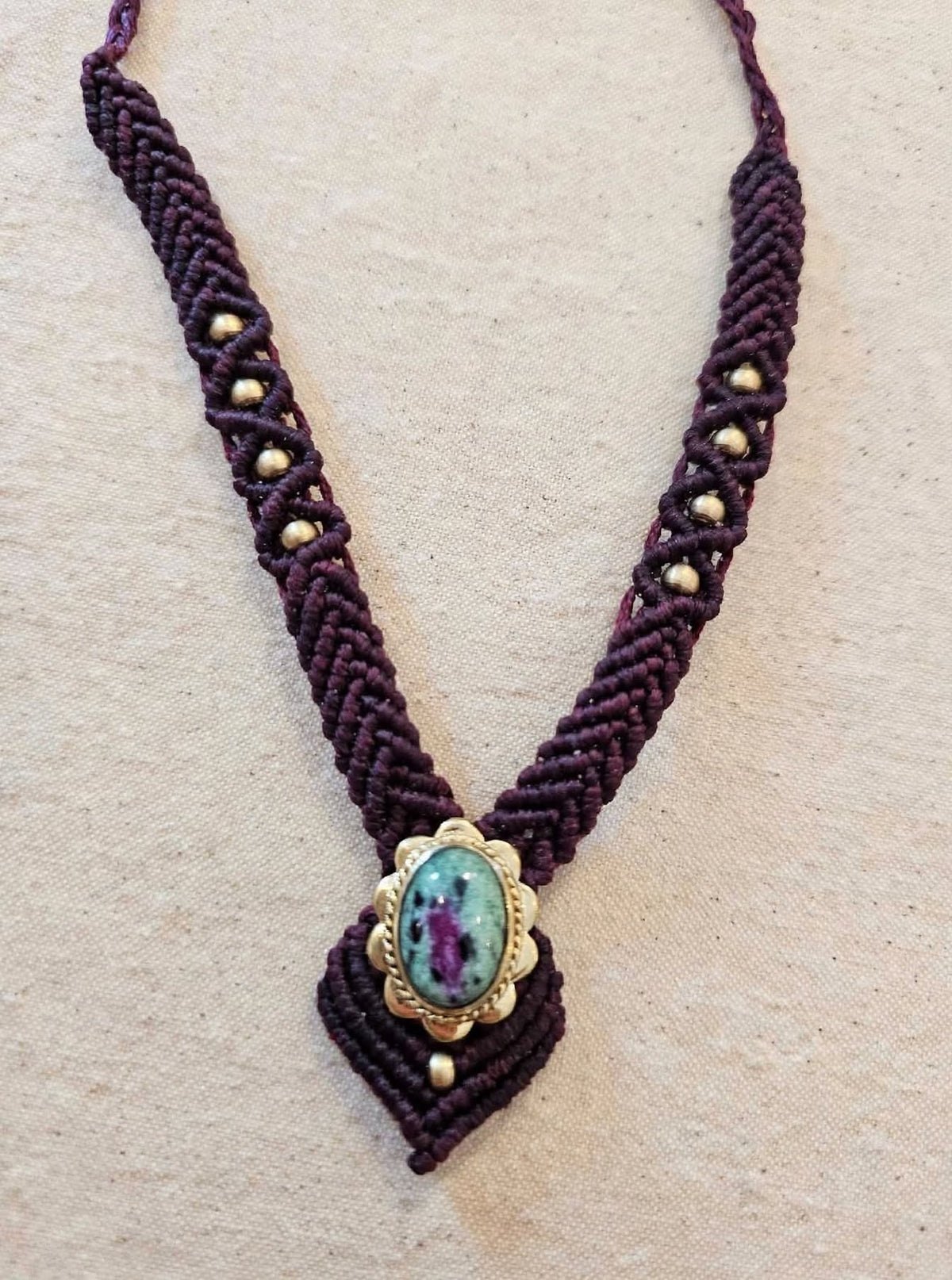 ANANDA - Choker in Macramè e Rubino in Zoisite