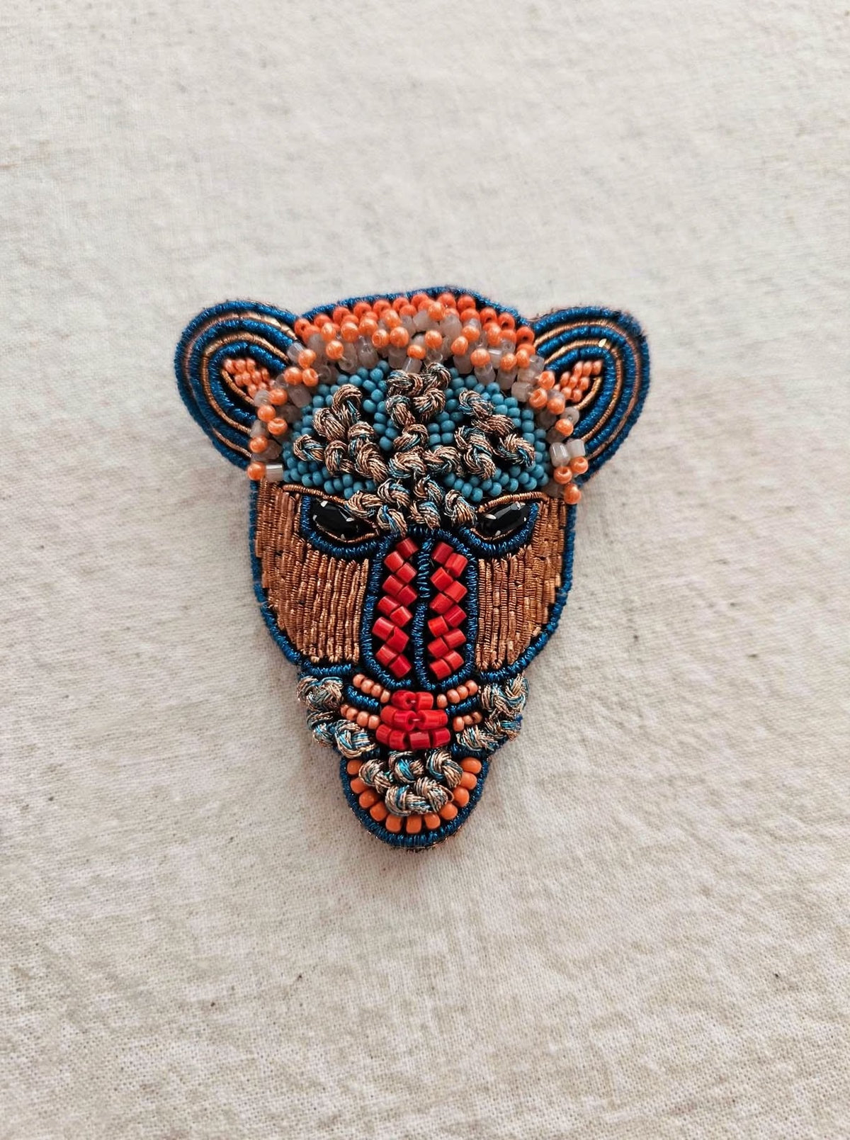 TIGRE - Spilla totem ricamata a mano in India